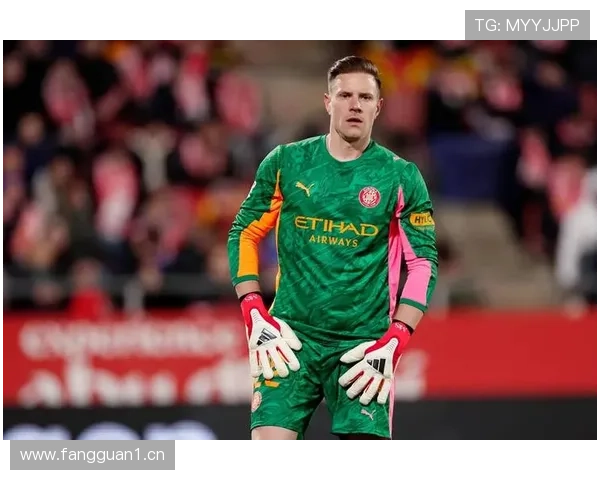 世体：特尔施特根受伤后，梯队门将雅各比什维利参加一队训练